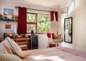 Helles Schlafzimmer mit leicht gemachtem Bett als Sinnbild für alltagstaugliche, unperfekte Ordnung