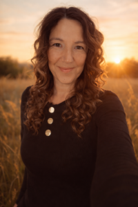 Porträt von Chrissi, Autorin von "Ein stimmiges Zuhause", in warmem Licht - steht für Ordnung ohne Druck und einen alltagstauglichen Umgang mit Prokrastination im Haushalt 