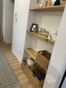 geflochtener Aufbewahrungskorb aus Naturmaterial im offenen Regal - ruhige Ordnung im Alltag ohne Perfektion 