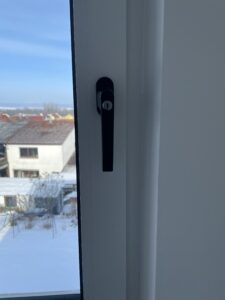 Abschließbarer Fenstergriff im Wohnraum - Sicherheit im Alltag mit Kindern, ruhig und unaufgeregt